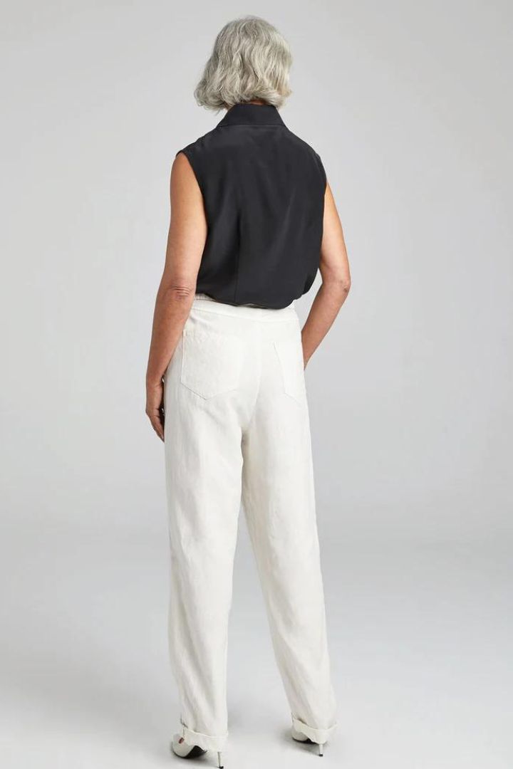 Silk Laundry - Sleeveless Sharp Collar Shirt in Black