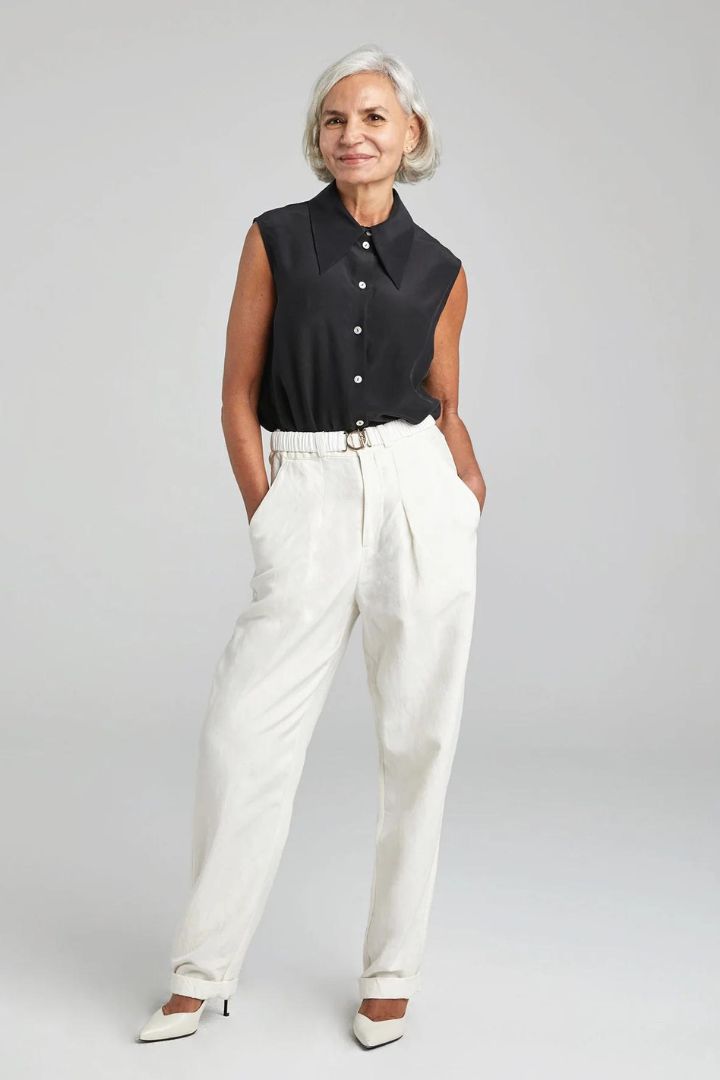 Silk Laundry - Sleeveless Sharp Collar Shirt in Black