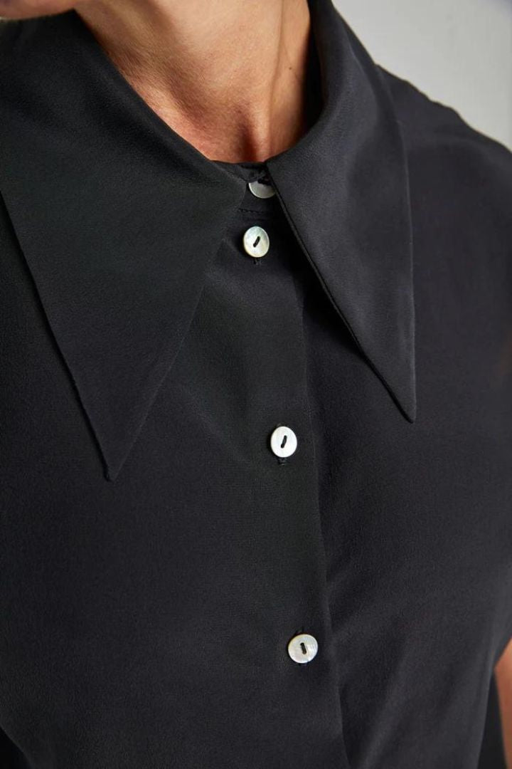 Silk Laundry - Sleeveless Sharp Collar Shirt in Black